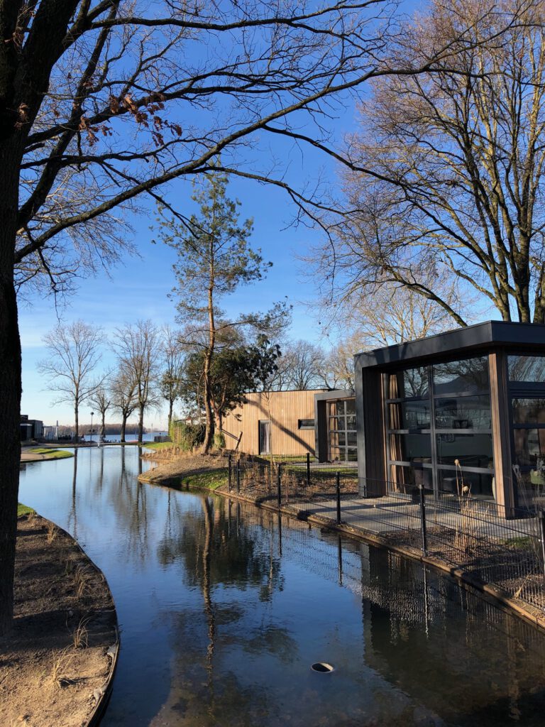 Wasserlauf mit Häusern im Ferienpark Bad Hoophuizen vom Ferienhaus in Holland am Veluwemeer