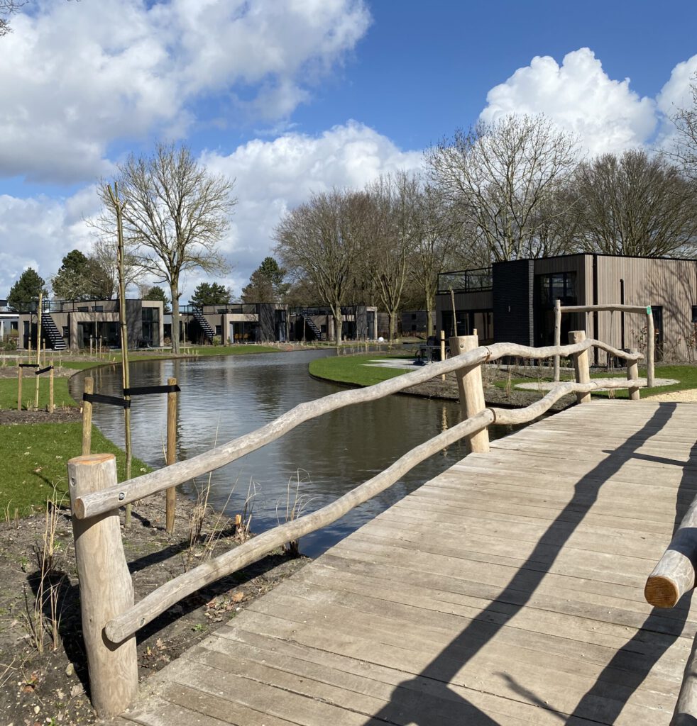Brücke über die Wasserfläche Ferienpark Bad Hoophuizen vom Ferienhaus in Holland am Veluwemeer