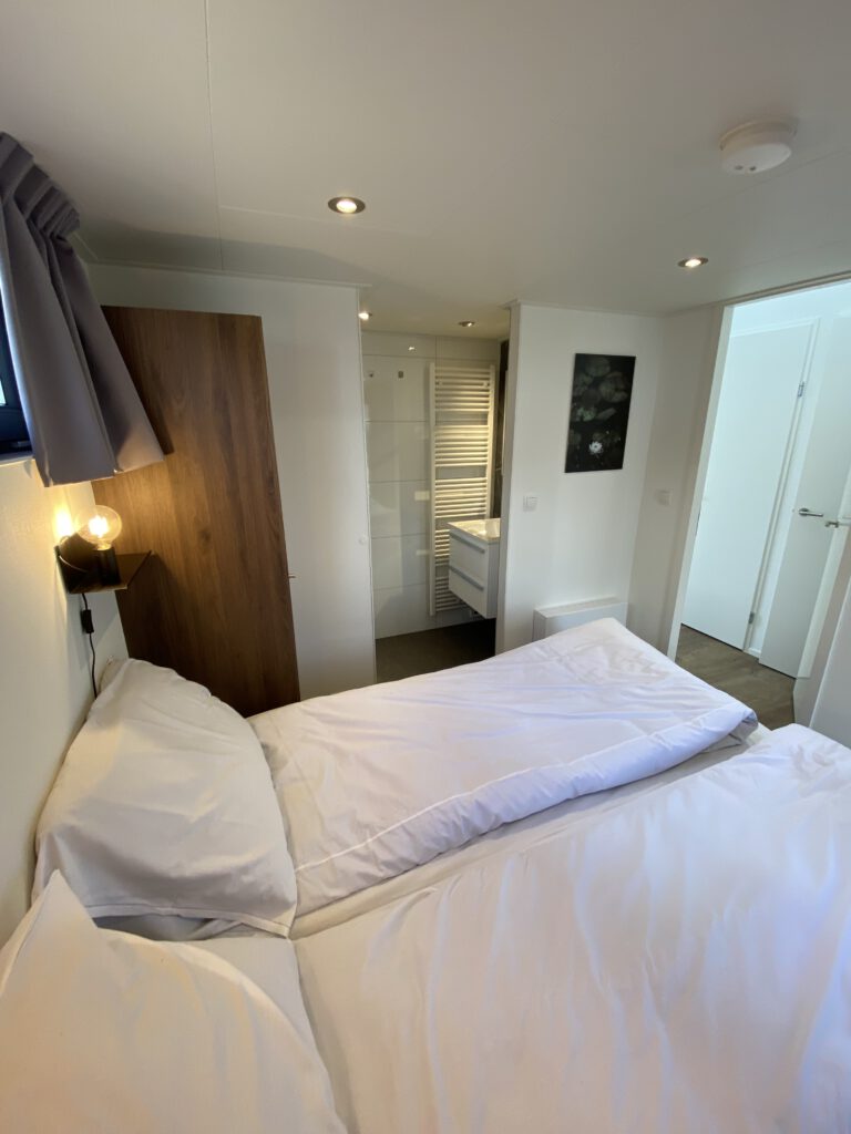 1. Schlafzimmer mit Bad en suite vom Ferienhaus in Holland am Veluwemeer