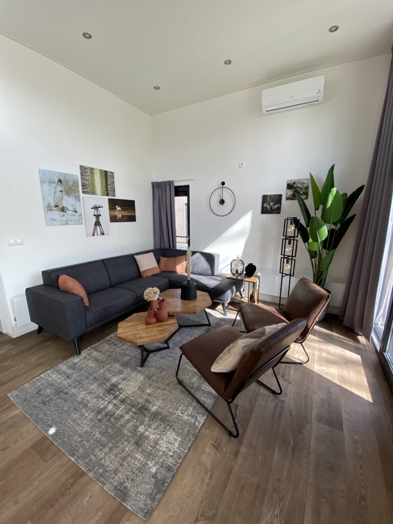 Wohnzimmer mit Sofa und Sesseln vom Ferienhaus in Holland am Veluwemeer