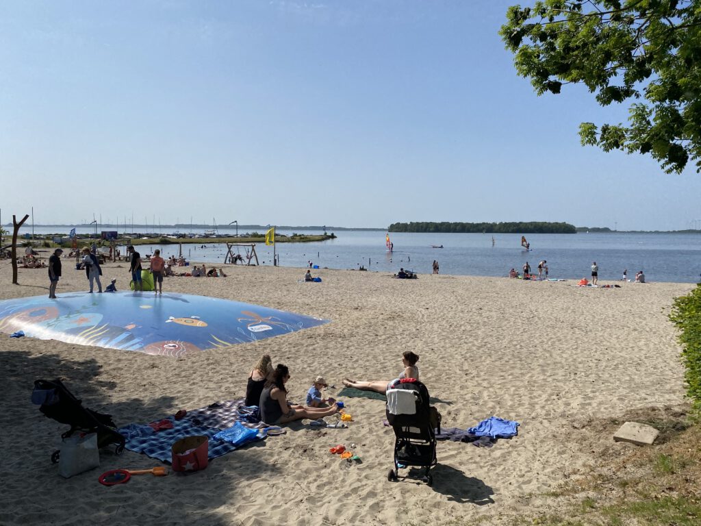 Strand mit Hüpfkissen beim Ferienhaus in Holland am Veluwemeer