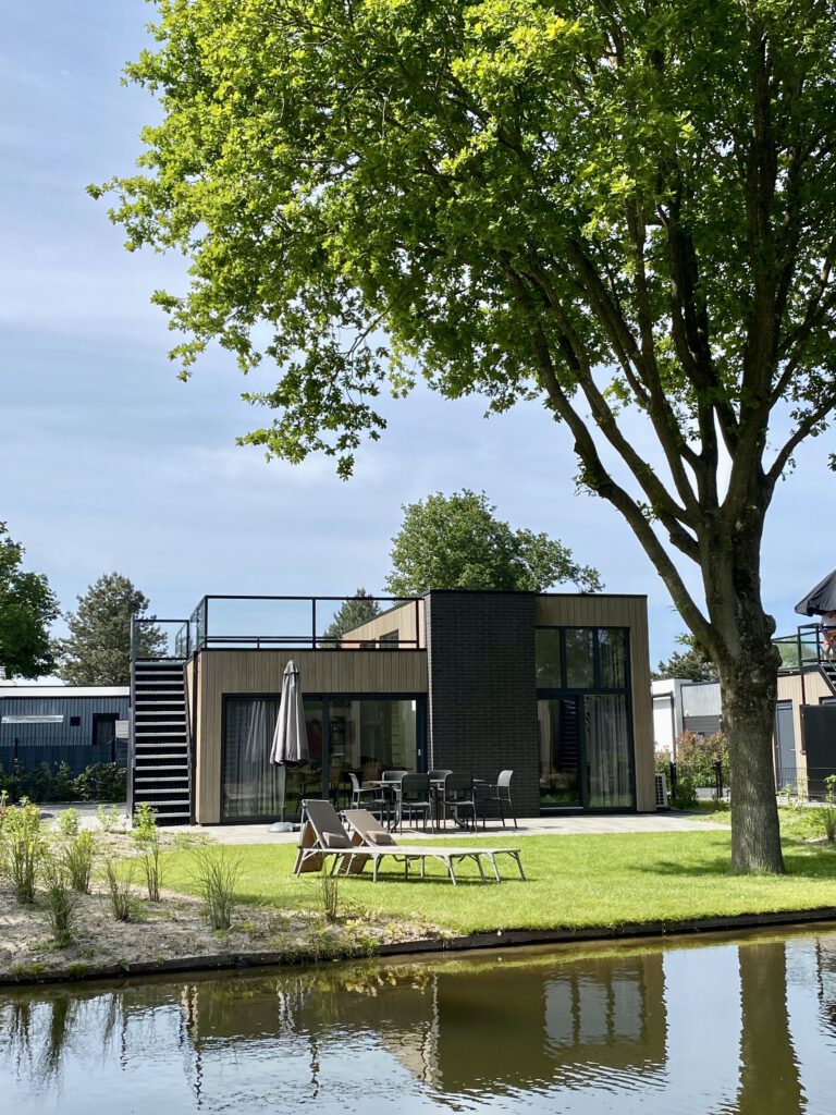 Blick auf das Ferienhaus in Holland am Veluwemeer von der gegenüber liegenden Seite