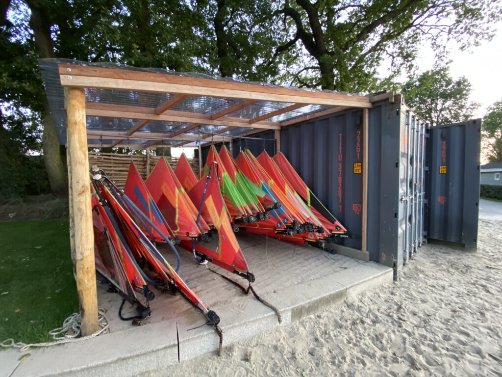 Lager von Surfsegeln von Windy Waters in Bad Hoophuizen