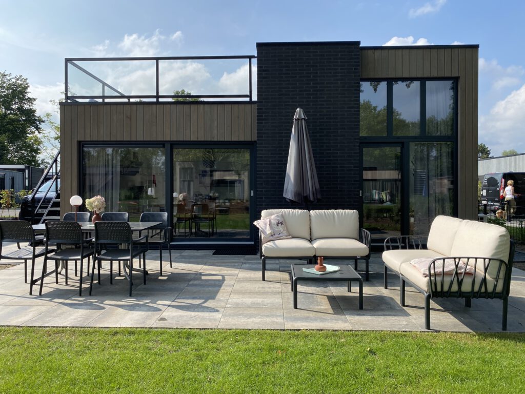 Gartenseite Cube Elite Premium Notenboom 11 mit Garten- und Lounge-Möbeln